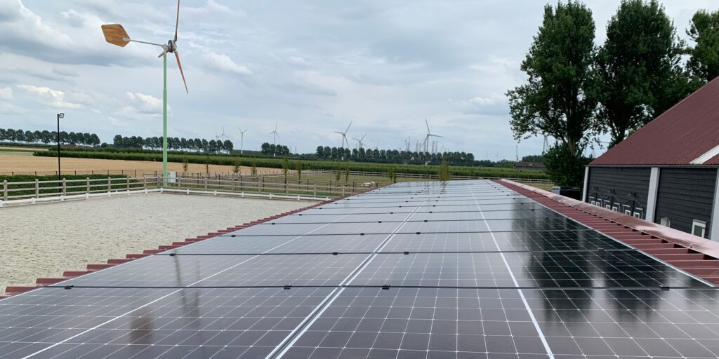 zonnepanelen overzicht windmolens duurzaam op schuur