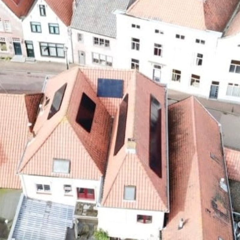 Overzichtsfoto drone zonnepanelen op oost-zuid-west opstelling Zeeland